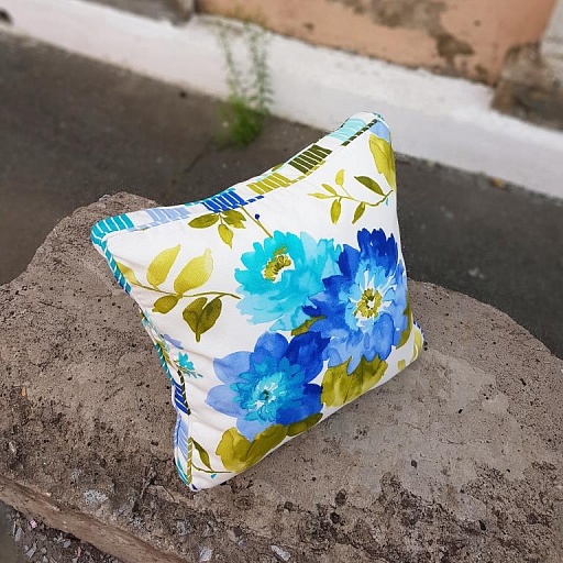 картинка декоративная подушка BLUE FLOWERS от интернет магазина