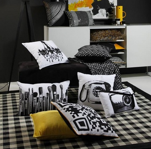 картинка декоративная подушка QRCODE от интернет магазина