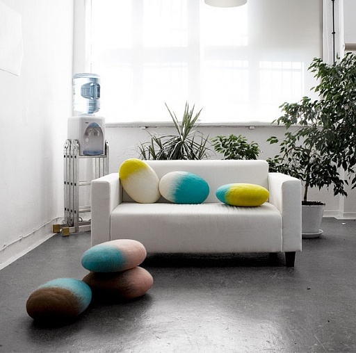 картинка дизайнерская диванная подушка tONE от интернет магазина