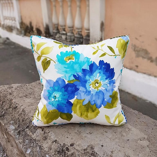 картинка декоративная подушка BLUE FLOWERS от интернет магазина
