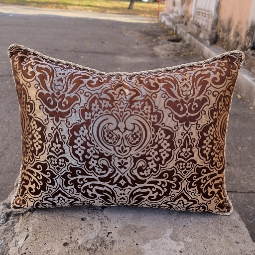 картинка декоративная подушка DAMASK BROWN от интернет магазина
